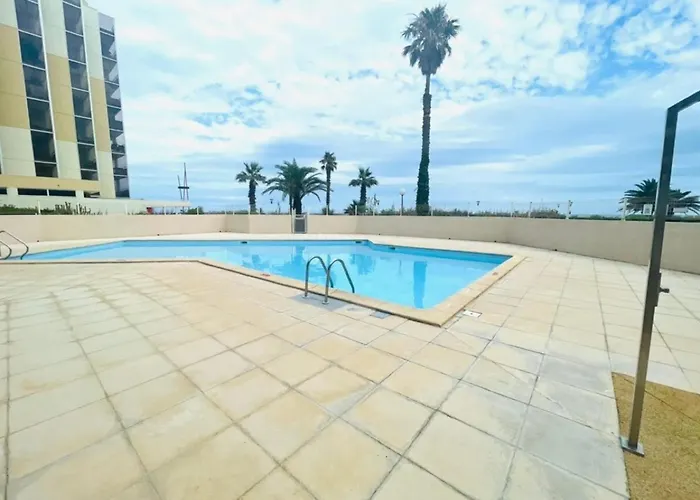 Climatise Avec Coin Nuit Et Piscine Proche - Fr-1-748-25 *